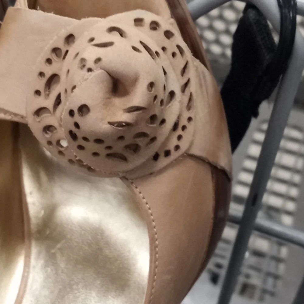 Guess Shoes Size 10